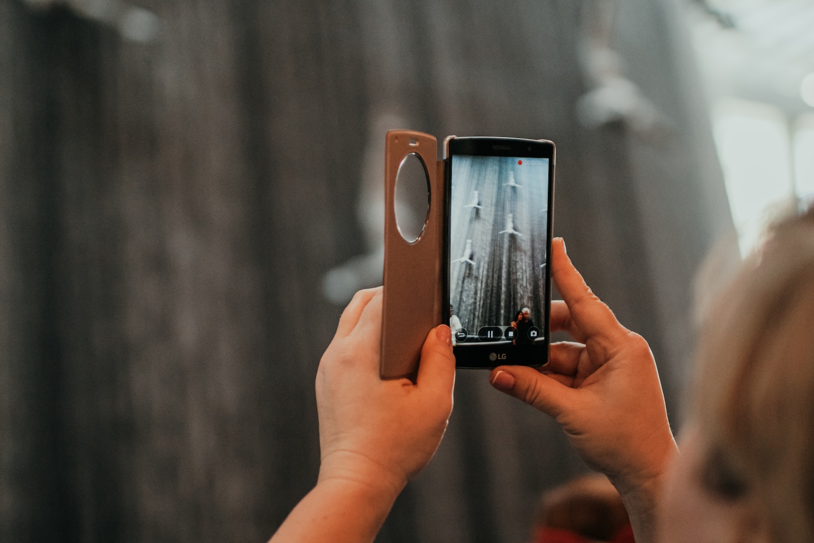 una donna che scatta una foto con il cellulare