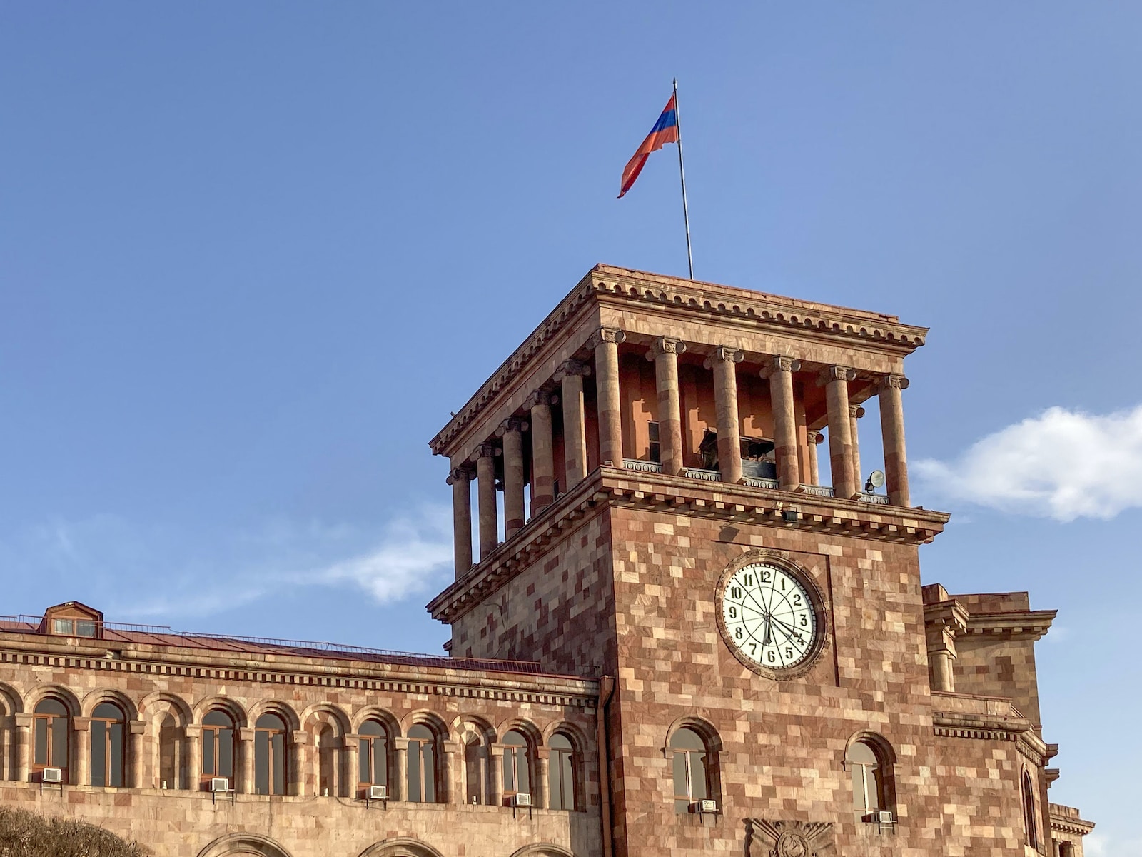 ein Uhrenturm mit einer Flagge oben drauf